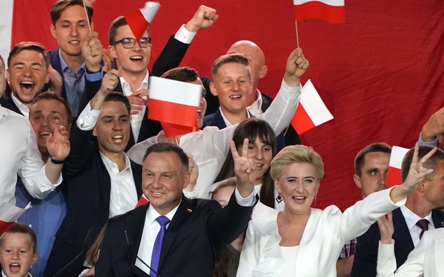 Les conservateurs réélus en Pologne après une campagne tendue