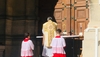 Messe devant une église fermée à St-Germain-en-Laye