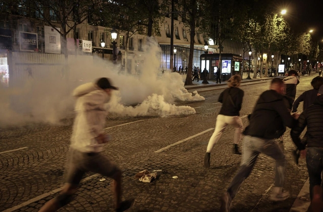 Pillages, voitures en feu, heurts et gaz lacrymogène à Paris après le match PSG-Bayern  