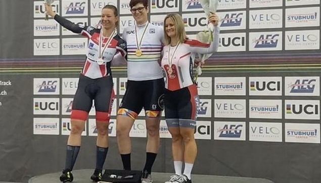 Un homme remporte une épreuve du Championnat du Monde de cyclisme féminin