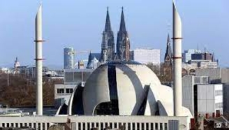 Dans les rues de Cologne, le chant du muezzin sème le trouble