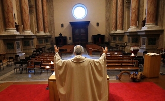 Des prières sur les parvis pour réclamer le retour de la messe
