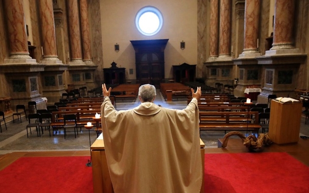 Des prières sur les parvis pour réclamer le retour de la messe