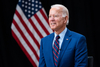 États-Unis : Joe Biden utilise un escalier à marches courtes afin d’éviter les chutes en embarquant dans Air Force One