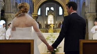 Jeunes mariés, restez à 2 mètres l'un de l'autre : la distanciation sociale COVID-19 selon l'évêque de Prince Albert, Canada
