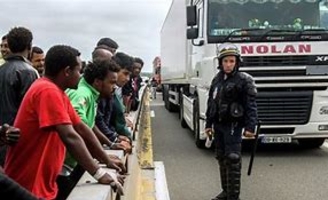 Johnson dénonce “l’inefficacité” française sur la gestion des migrants