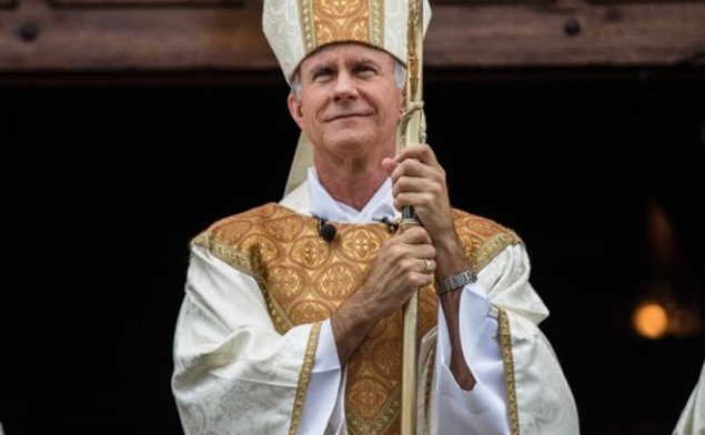 L'émotion de l'évêque américain Mgr Joseph Strickland  lors de sa première célébration de la messe tridentine