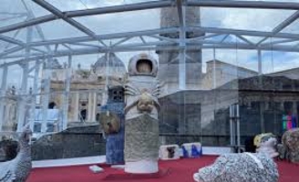 La crèche contemporaine du Vatican suscite l'ire de catholiques
