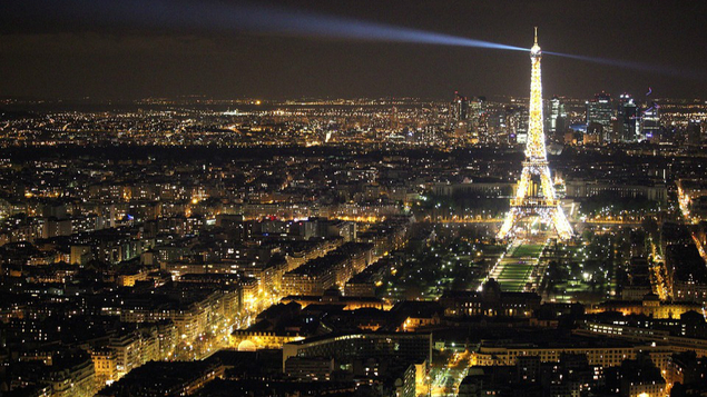 La tour Eiffel aux couleurs de l’arc-en-ciel LGBT.       