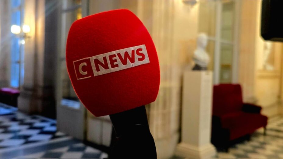 CNews punie par l’Arcom pour avoir brisé le tabou des attaques au couteau